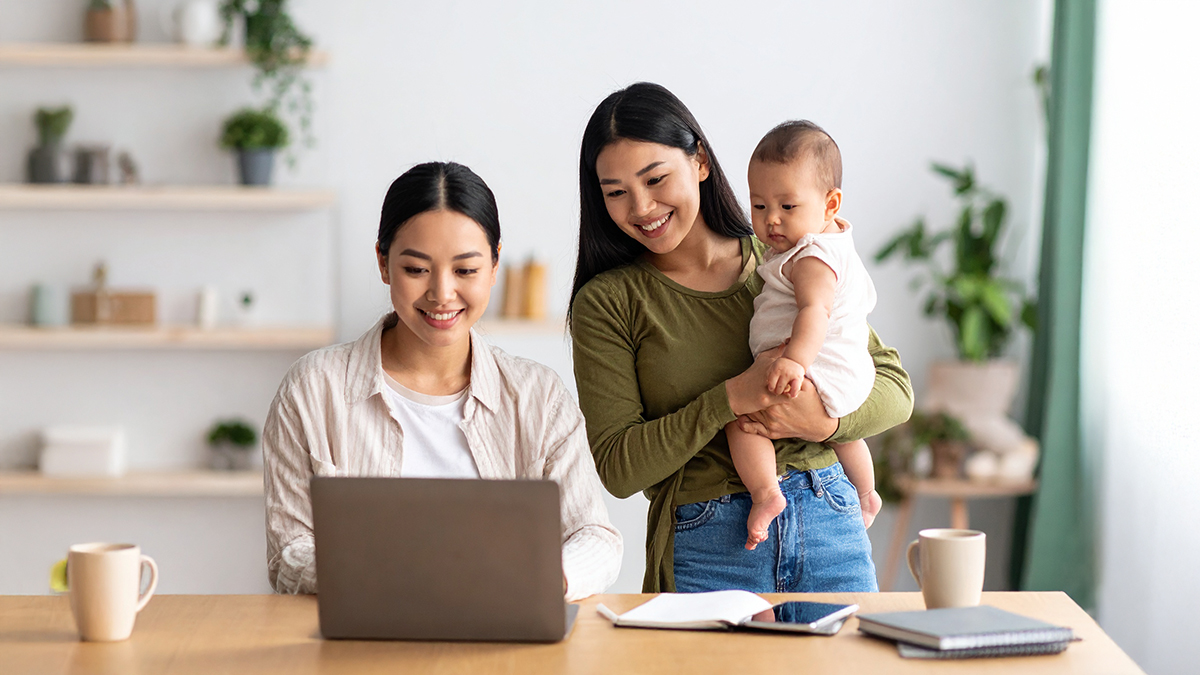 Bố mẹ các bé chịu nhiều áp lực công việc, cuộc sống vì vậy dịch vụ bảo mẫu sẽ hỗ trợ chăm bé bằng lòng yêu thương con trẻ.