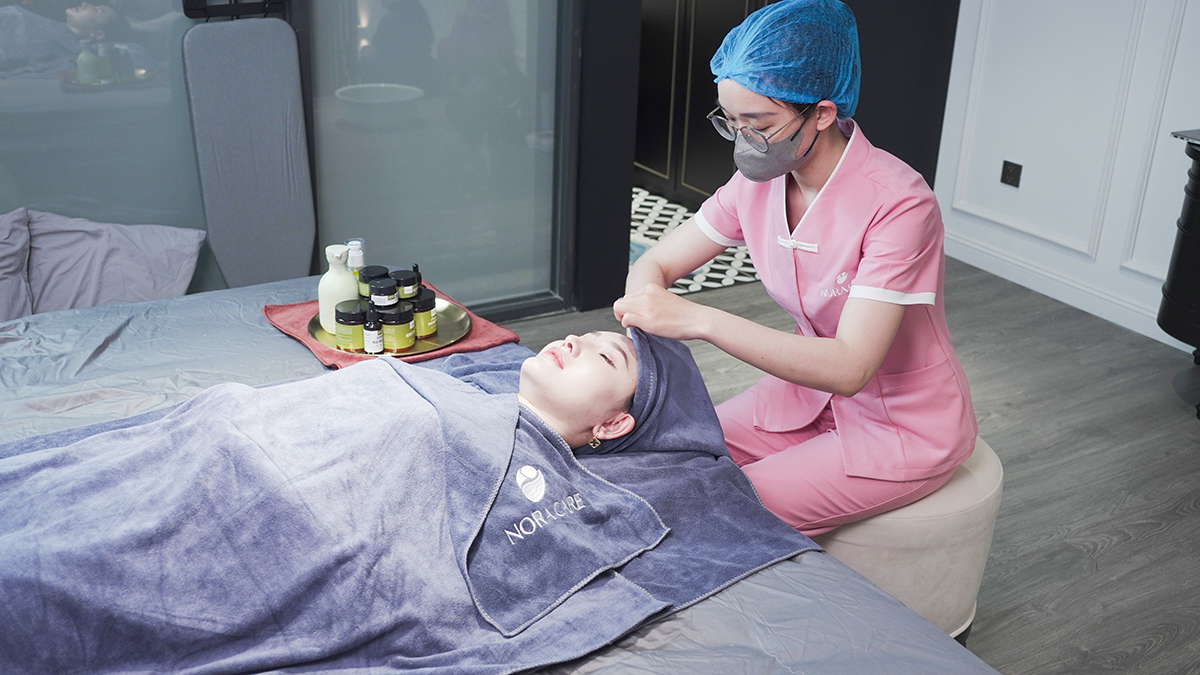 Thăm khám và đưa ra liệu trình phù hợp với mẹ bầu.