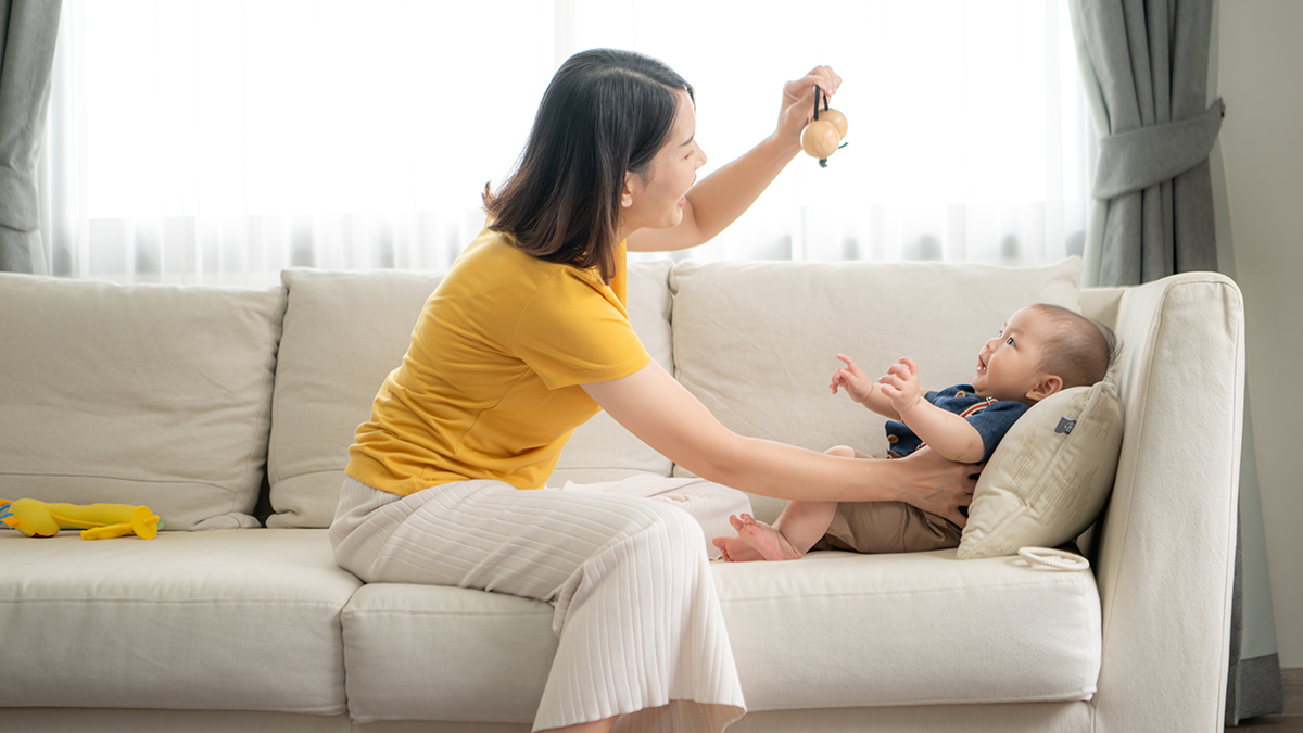 Bảo mẫu Nora Care được đào tạo để thấu hiểu tâm lý trẻ và hỗ trợ bé tăng phát triển từ cảm xúc, ngôn ngữ.